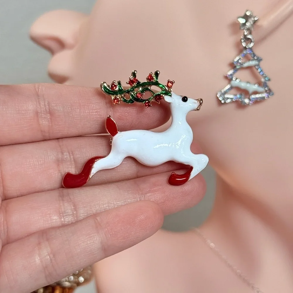 ⚜️ Minimalist Design Christmas Brooch